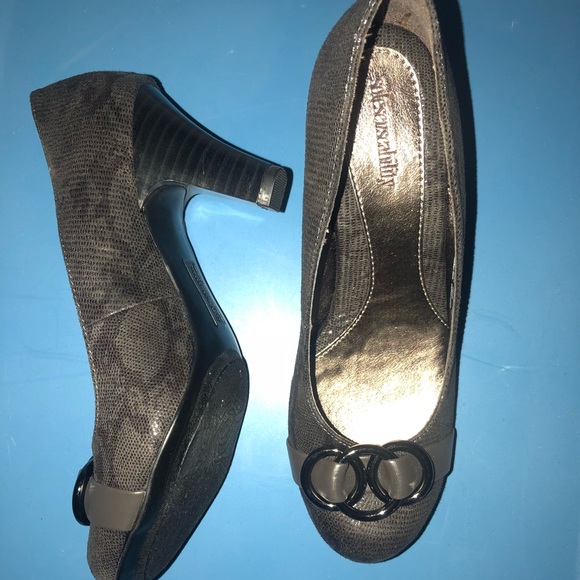 Comfortable heels! Great for work! - Picture 2 of 5